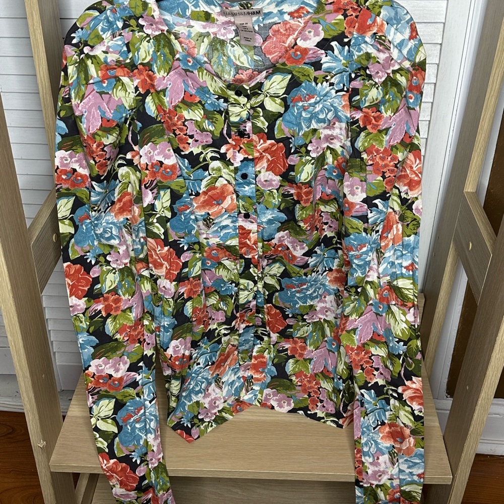 H&M  size 6 Trend collection shirt. ****DON’T BE AFRAID TO NAEA PRICE******
